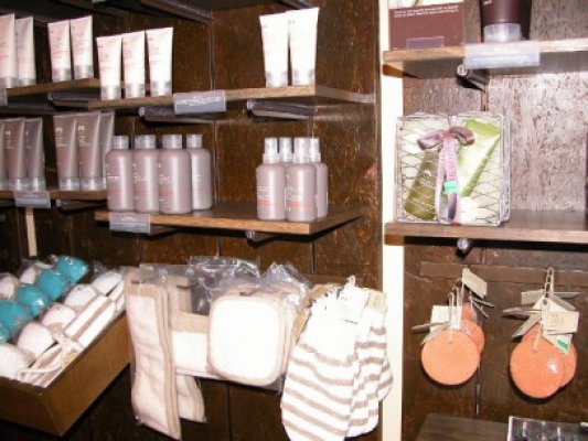 Brăileni prinşi la furat cosmetice, în Constanţa